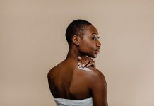 Η περιποίηση της επιδερμίδας μας δεν σταματά στο πρόσωπό μας