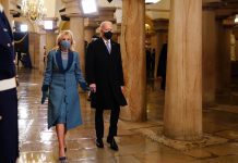 Η Jill Biden φόρεσε Markarian στην παρθενική της εμφάνιση ως Πρώτη Κυρία των ΗΠΑ