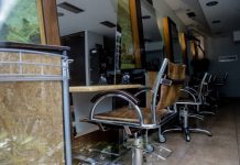 Πήγαν χωρίς ραντεβού στο κομμωτήριο και το πλήρωσαν ακριβά!