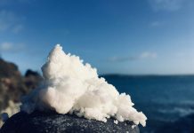 Σπιτικό scrub απολέπισης με θαλασσινό αλάτι για βαθύ καθαρισμό και θρέψη