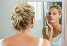 Έχεις λιπαρή επιδερμίδα; Αυτές είναι οι τροφές που πρέπει να αποφεύγεις