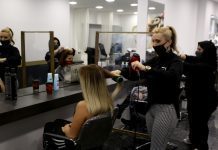 Αναλυτικά ό, τι ισχύει από χθες και μέχρι τις 28 Ιουνίου στα κομμωτήρια – Χαλαρώνουν τα μέτρα