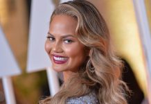 Chrissy Teigen: Εξηγεί τους λόγους που προτιμά να λούζεται με σαπούνι πιάτων