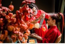 Rich Passion: Η φωτογράφιση του luxury brand με θέμα τα “Κόκκινα φορέματα”