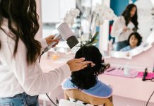 Αναμονή σε κομμωτήριο ή 3 ασκήσεις αυτοβελτίωσης για να μην βαριέσαι όσο βάφεται η ρίζα! Αναμονή σε κομμωτήριο, 3 ασκήσεις αυτοβελτίωσης hairdressingnews.com