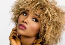 Σγουρά μαλλιά ανάδειξέ τα.