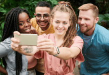 Τελικά μια selfie μας κάνει χαρούμενους;